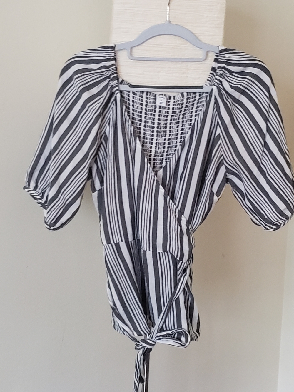 Old Navy Striped Gray & White Wrap Tie Waist Blouse, Size M